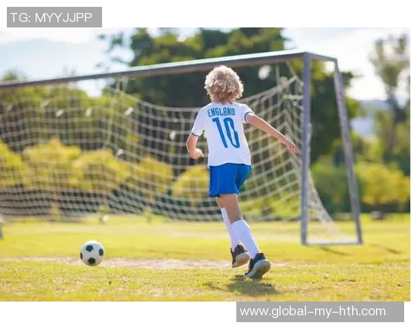 女生足球运动中的腿部力量与美丽的完美结合探讨 女生足球运动中的腿部力量与美丽的完美结合探讨